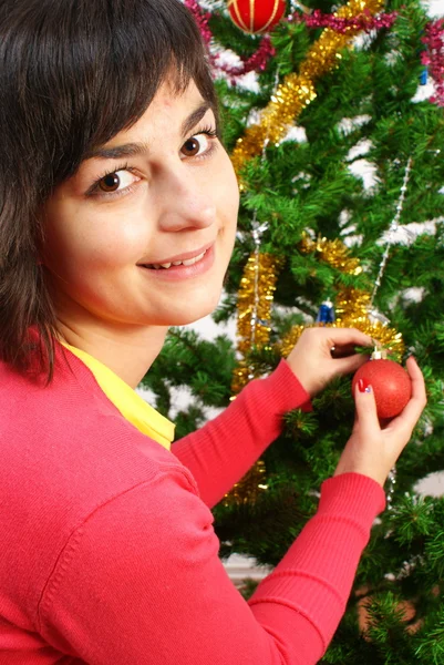 Mujer joven decorando árbol de Navidad —  Fotos de Stock