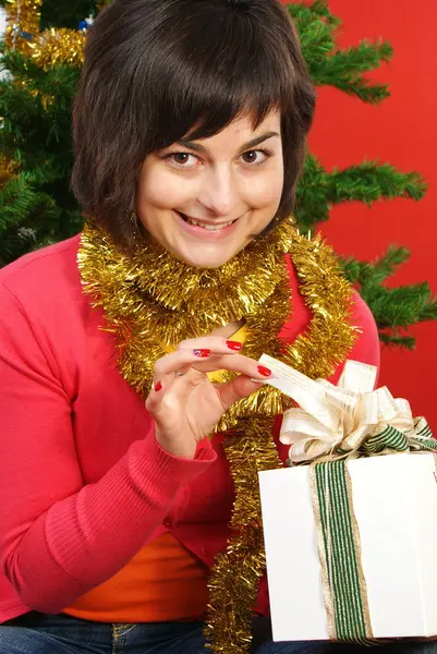 Chica sonriente con caja de regalo —  Fotos de Stock