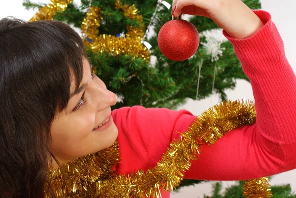 若い女性のクリスマス ツリーを飾ること — ストック写真