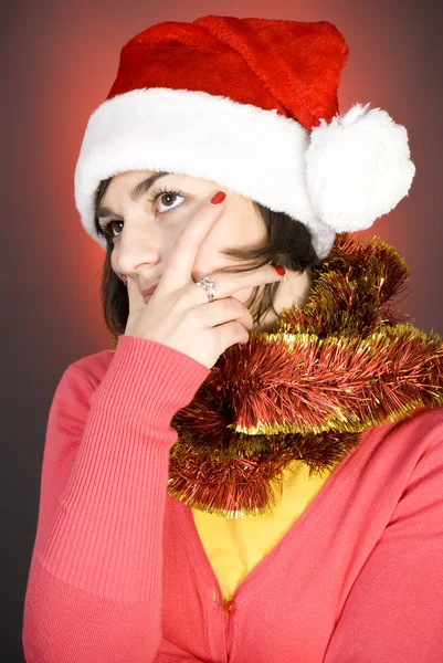 Uma menina sexy em Santa Chapéu maravilha o que ela vai ter para o Natal — Fotografia de Stock