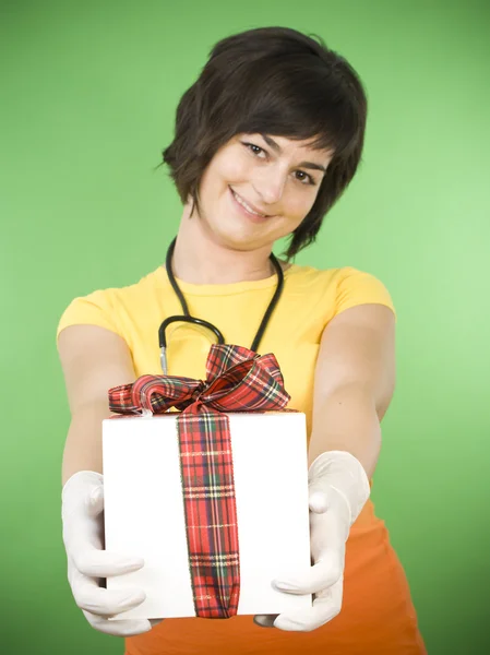 Medico con confezione regalo — Foto Stock