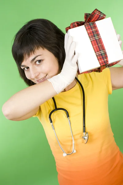 Médecin avec boîte cadeau — Photo