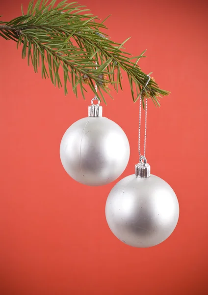 クリスマス ツリーに掛かっている素敵なカラフルなクリスマスの装飾安ピカのクローズ アップ写真。白で隔離されます。. ストック写真