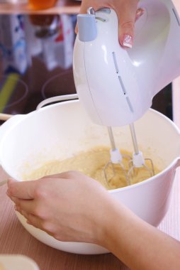 kadın biraz kurabiye hazırlanıyor