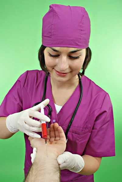 Primer plano de la enfermera usando jeringa en el hombre — Foto de Stock