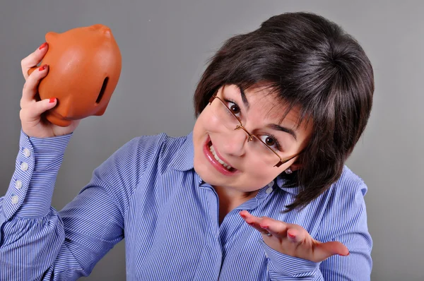 Zakenvrouw met spaarvarken. — Stockfoto