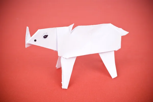 Rhinocéros en papier sur fond rouge — Photo