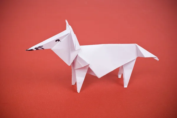 Wolf uit papier op een rode achtergrond