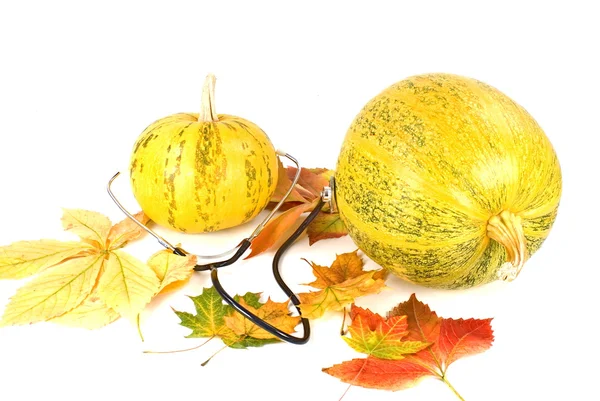 iki Balkabağı ve yapraklar