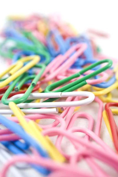 arka plan için renk ve ataç. Beyaz arka plan üzerinde izole