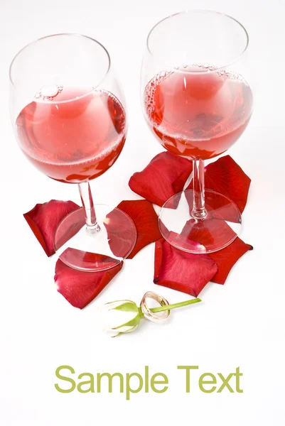 Вино, розы и кольца — стоковое фото