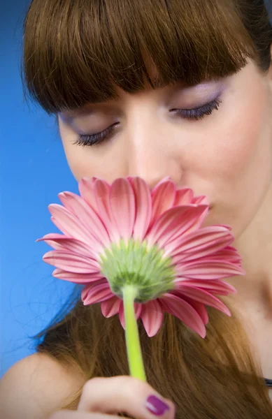 Portret van een mooie vrouw met een bloem — Stockfoto