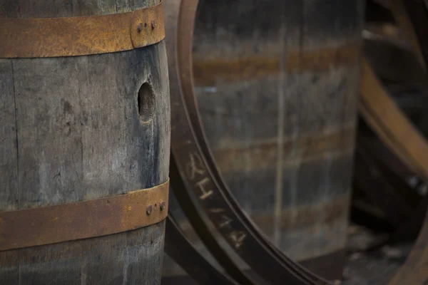 Barricas de vino viejo Grungy Imágenes de stock libres de derechos