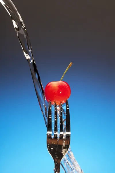 Cereza en el tenedor — Foto de Stock