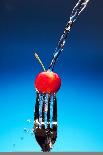 Cereza en el tenedor —  Fotos de Stock