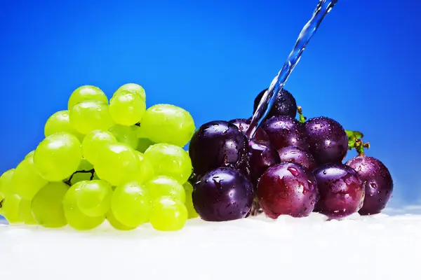 Druiven op het tafelblad — Stockfoto