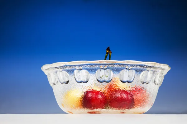 Cereza en el tazón de cristal — Foto de Stock