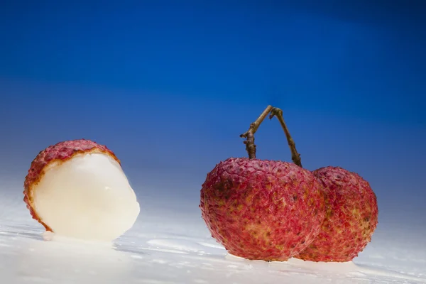 Litchi på bordsskivan — Stockfoto