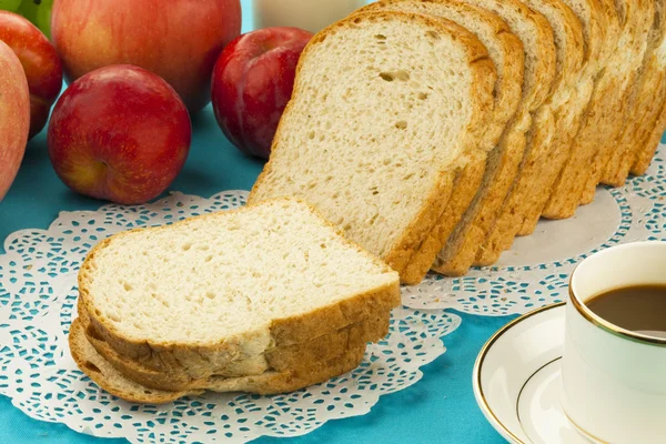 Bröd i bordsskivan — Stockfoto
