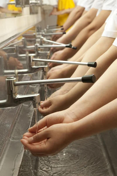 Рабочие моют руки — стоковое фото
