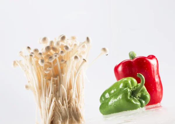 Sieni ja pippuri pöydällä — kuvapankkivalokuva