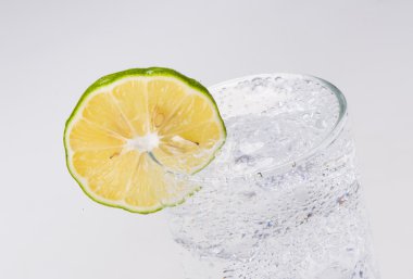 bir bardak limonlu su