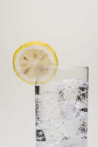 Стакан води з лимоном — стокове фото