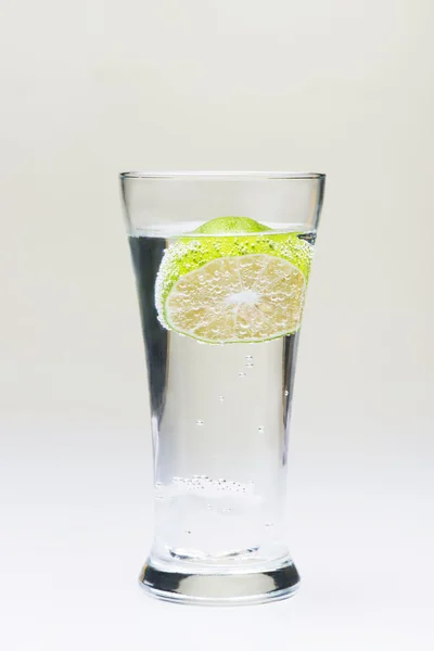 Ένα ποτήρι νερό με ασβέστη — Φωτογραφία Αρχείου