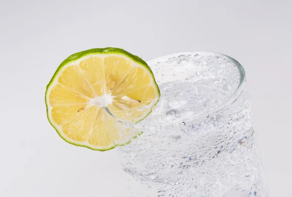 A glass of water with lime — Stock Photo, Image