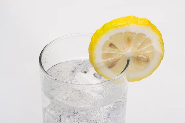 Крижана вода з лимоном — стокове фото