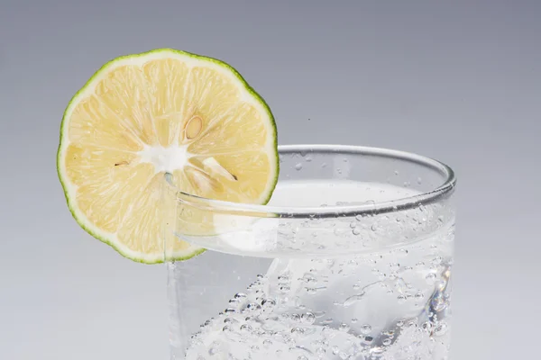 A glass of water with lime — Stock Photo, Image