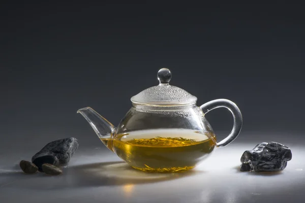 Una pentola di tè su sfondo nero — Foto Stock