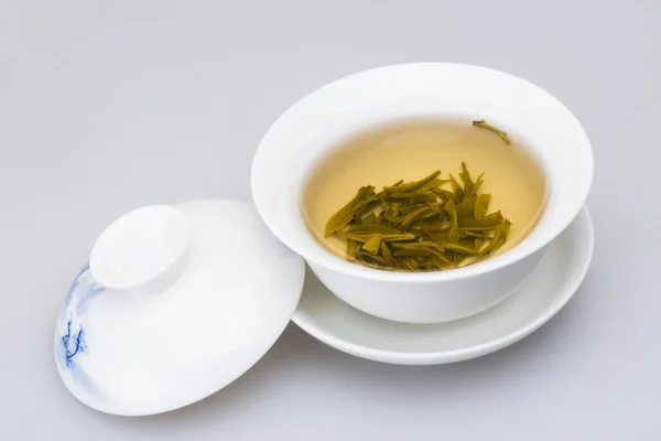 Una tazza di tè sul tavolo — Foto Stock