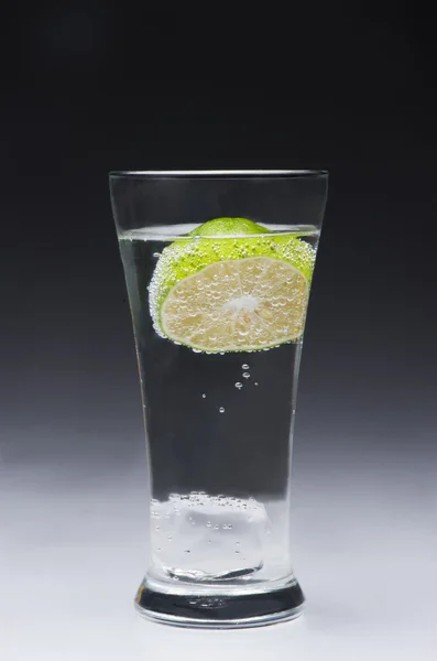 Iced water with lime — Stock Photo, Image