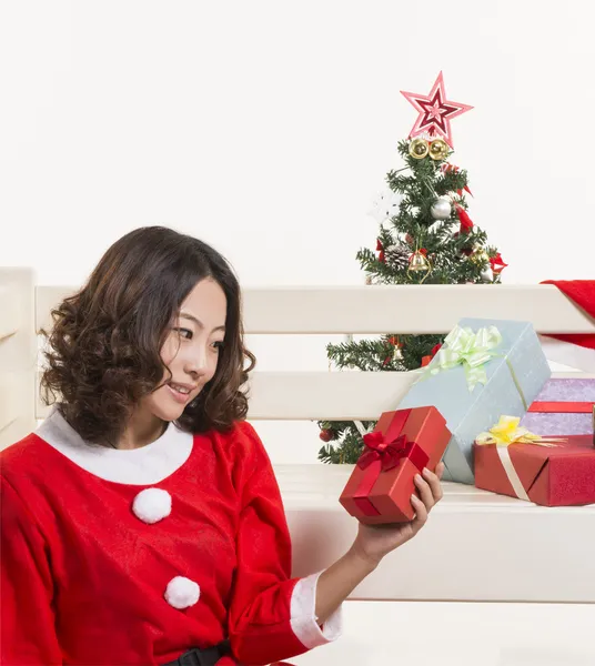 Christmas girl and gift — Stock Photo, Image