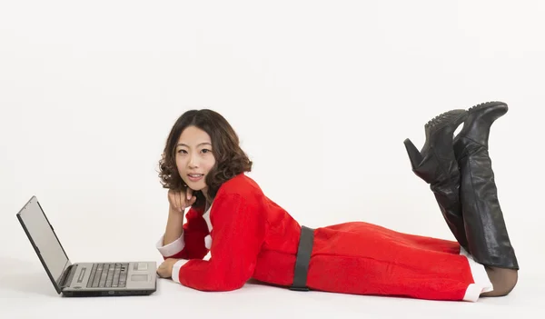 Christmas flicka med dator — Stockfoto