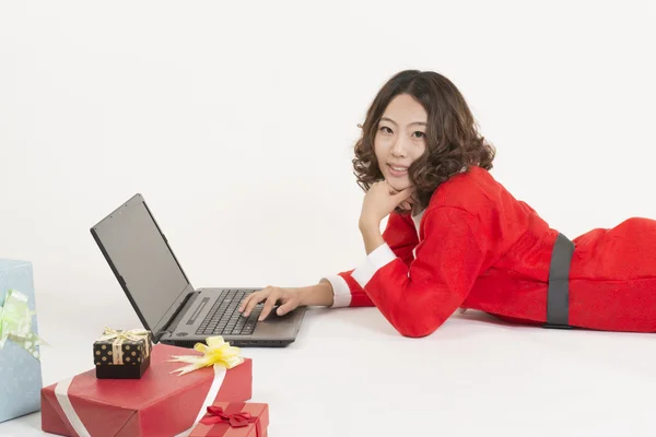 Kerstmis meisje en cadeau — Stockfoto