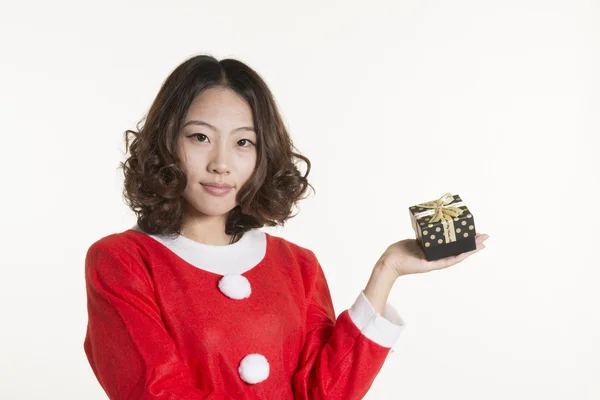 Рождественская девушка и подарок — стоковое фото