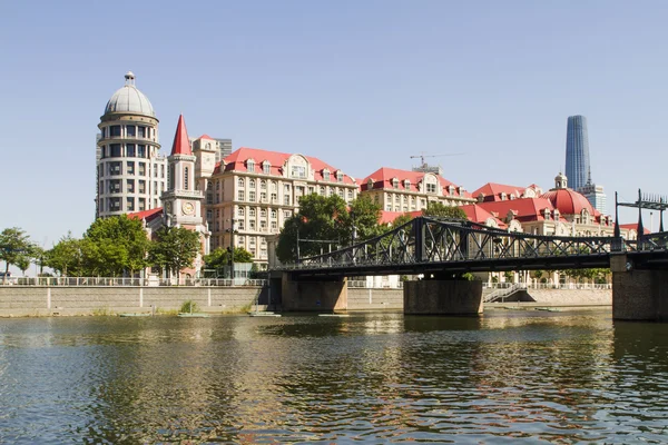 Modernes Gebäude in der Stadt Tianjin in China — Stockfoto