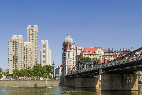 Moderne brug en gebouw in tianjin city van china — Stockfoto