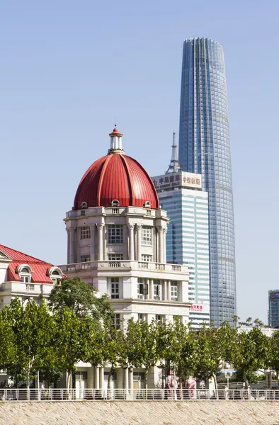 Edificio moderno en la ciudad de Tianjin de China — Foto de Stock