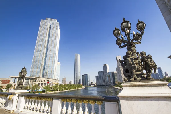 Edificio moderno en la ciudad de Tianjin de China — Foto de Stock