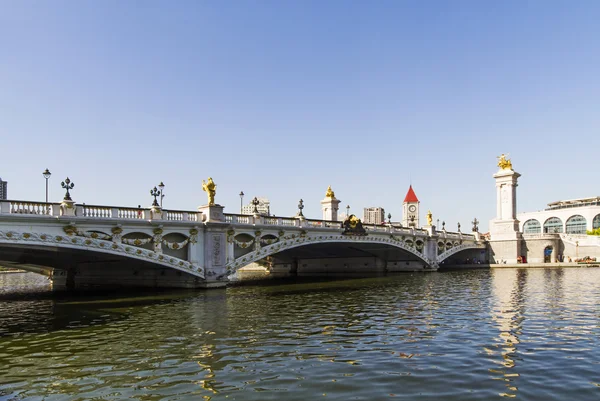 Moderne brug en gebouw in tianjin city van china — Stockfoto