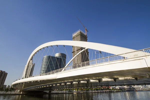 Ponte moderna e construção na cidade de Tianjin, na China — Fotografia de Stock