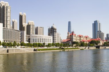 Modern köprü ve tianjin Çin şehirde bina