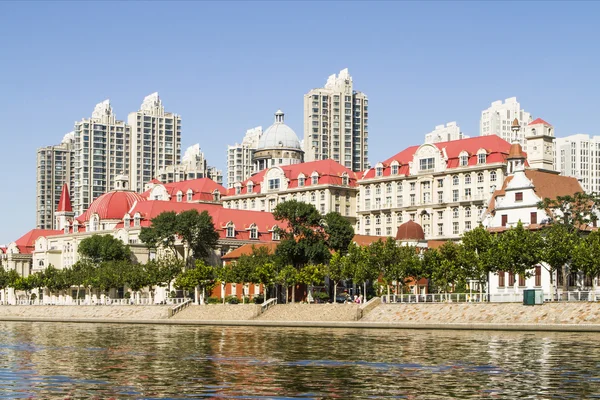 Modernes Gebäude in der Stadt Tianjin in China — Stockfoto