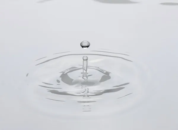 Drops of water fell into the water — Stock Photo, Image