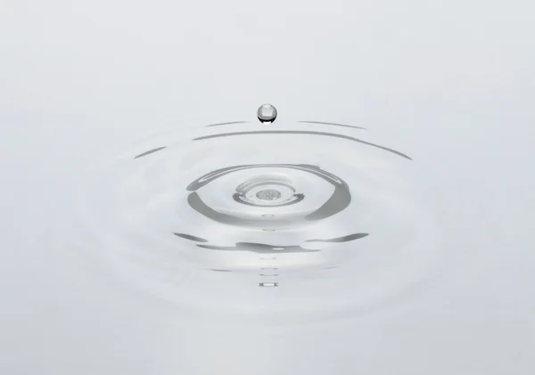 Drops of water fell into the water — Stock Photo, Image