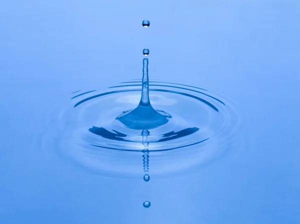 Drops of water fell into the water — Stock Photo, Image