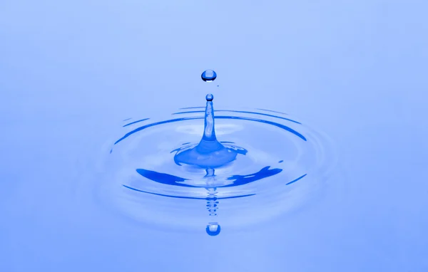 Drops of water fell into the water — Stock Photo, Image